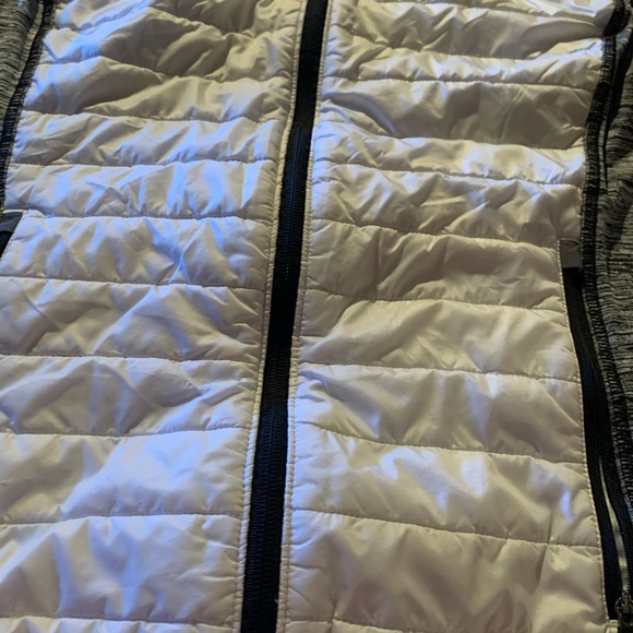 Eddie Bauer Women's Quilted Vest in White and Gray - Picture 3 of 7